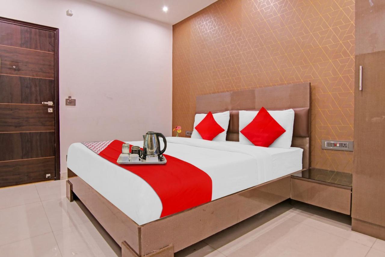 Hotel 19 West Ню Делхи Екстериор снимка