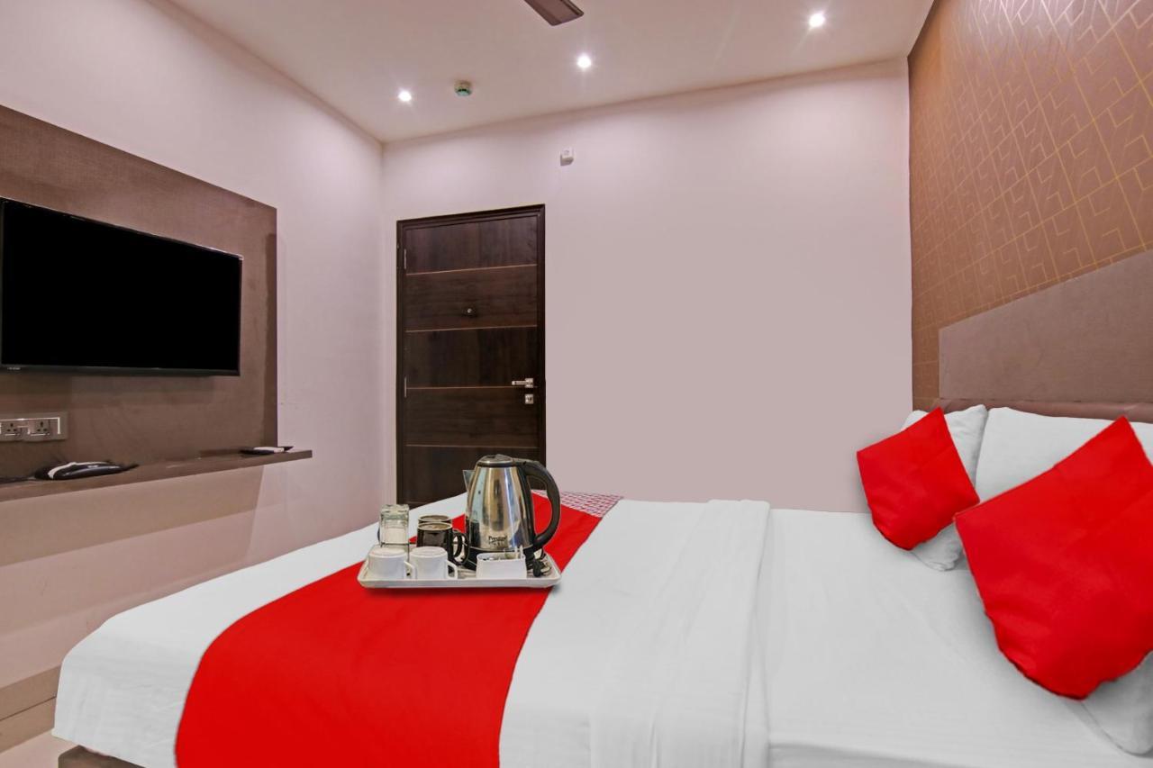 Hotel 19 West Ню Делхи Екстериор снимка