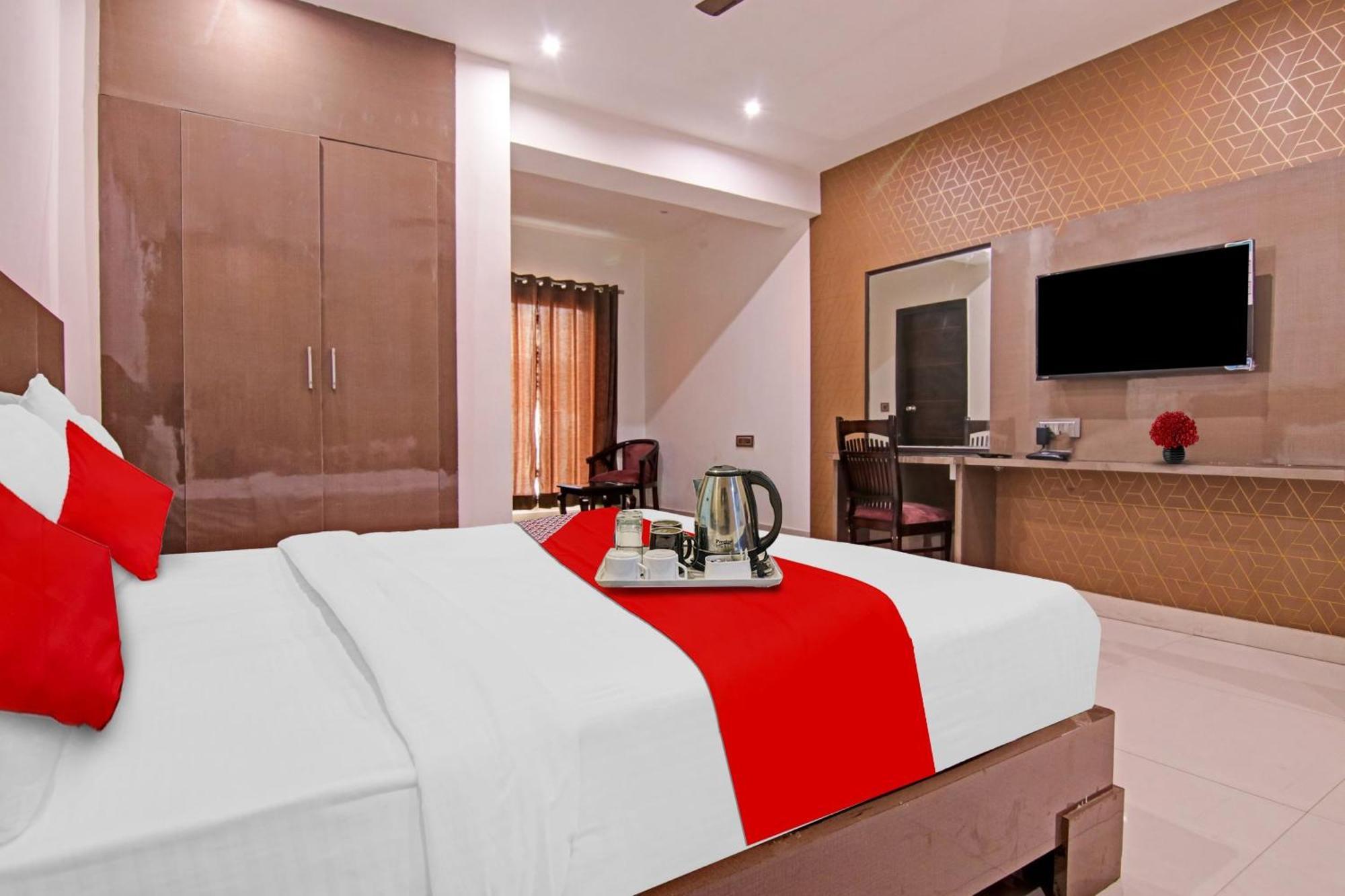 Hotel 19 West Ню Делхи Екстериор снимка