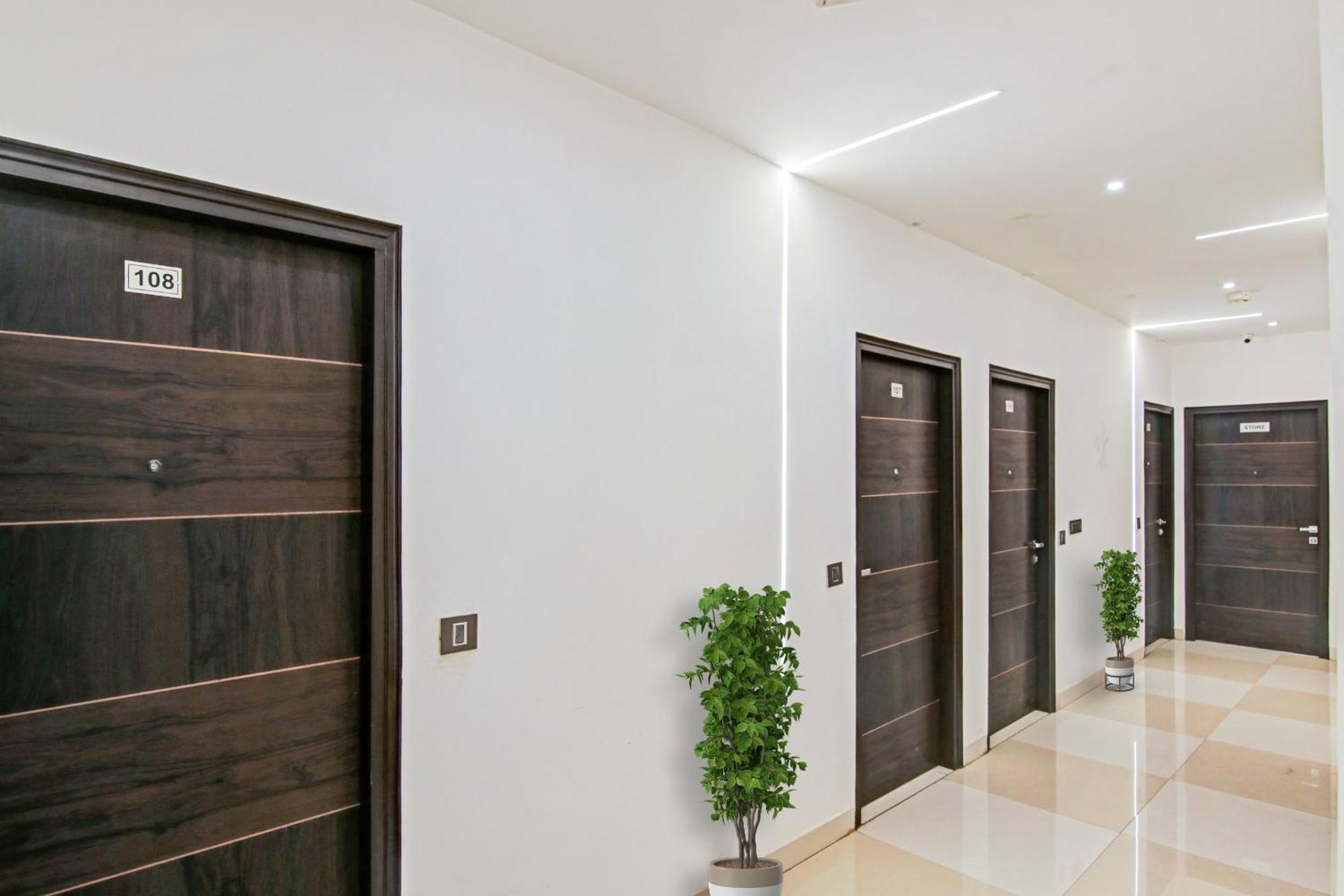 Hotel 19 West Ню Делхи Екстериор снимка