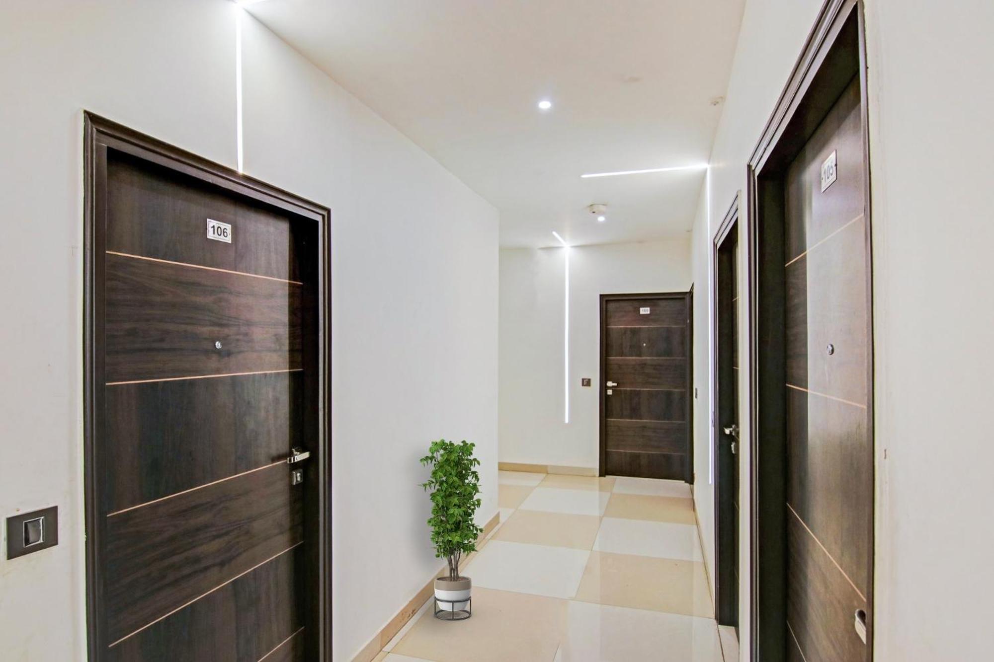 Hotel 19 West Ню Делхи Екстериор снимка